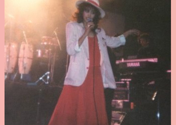 עפרה חזה על הבמה, 1986