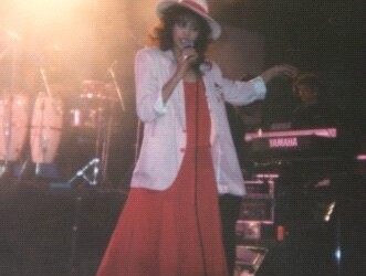 עפרה חזה על הבמה, 1986