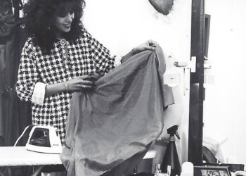 עפרה חזה מגהצת, 1986