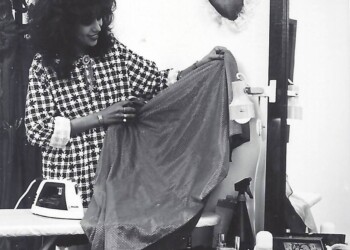 עפרה חזה מגהצת, 1986