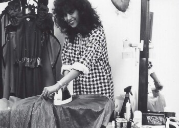 עפרה חזה מגהצת, 1986