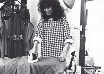 עפרה חזה מגהצת, 1986