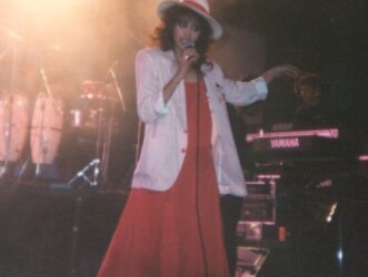 עפרה חזה על הבמה, 1986