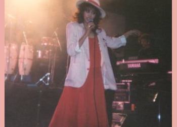 עפרה חזה על הבמה, 1986