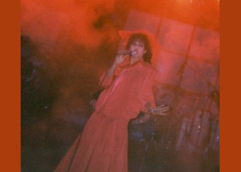 עפרה חזה על הבמה, 1986