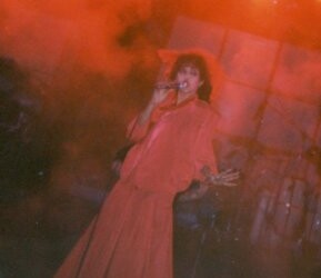 עפרה חזה על הבמה, 1986