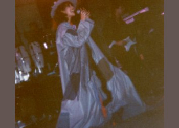 עפרה חזה על הבמה, 1986