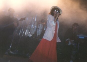 עפרה חזה על הבמה, 1986