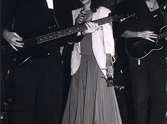 עפרה חזה על הבמה, 1986