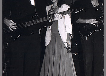 עפרה חזה על הבמה, 1986