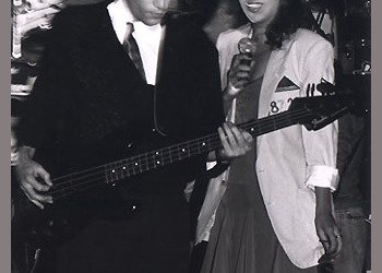 עפרה חזה על הבמה, 1986