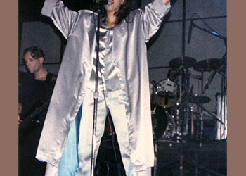 עפרה חזה על הבמה, 1986