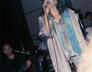 עפרה חזה על הבמה, 1986