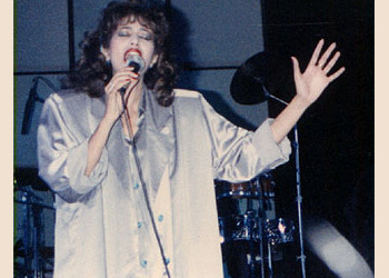 עפרה חזה על הבמה, 1986