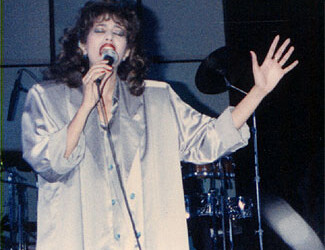 עפרה חזה על הבמה, 1986