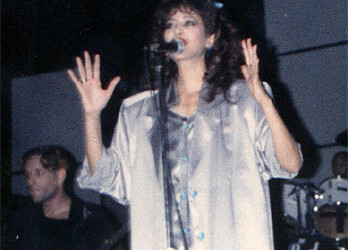 עפרה חזה על הבמה, 1986