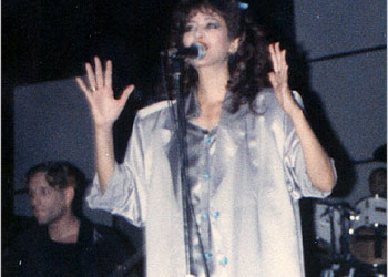 עפרה חזה על הבמה, 1986