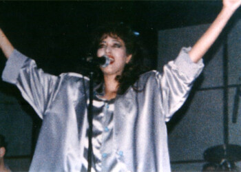 עפרה חזה על הבמה, 1986