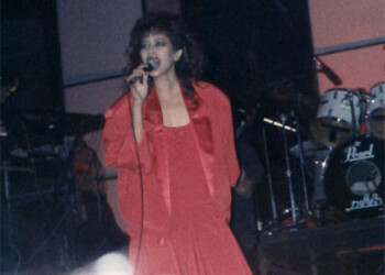 עפרה חזה על הבמה, 1986