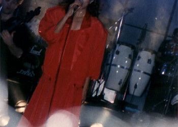 עפרה חזה על הבמה, 1986