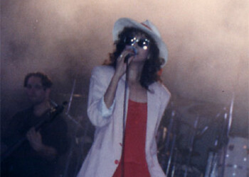 עפרה חזה על הבמה, 1986