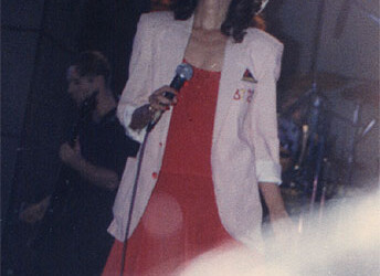 עפרה חזה על הבמה, 1986