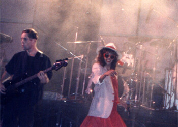 עפרה חזה על הבמה, 1986