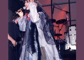 עפרה חזה על הבמה, 1986