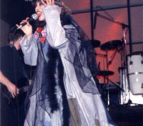 עפרה חזה על הבמה, 1986