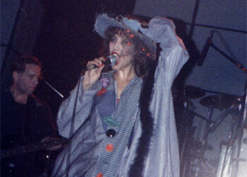 עפרה חזה על הבמה, 1986