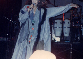 עפרה חזה על הבמה, 1986