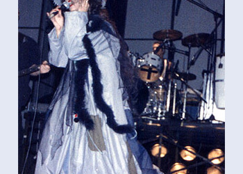 עפרה חזה על הבמה, 1986