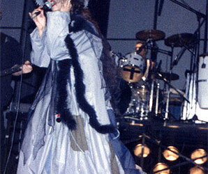 עפרה חזה על הבמה, 1986