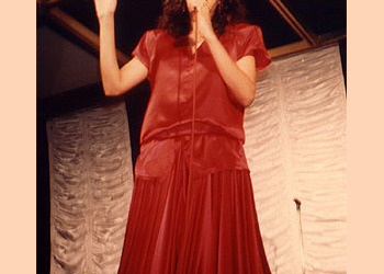 עפרה חזה על הבמה, 1986