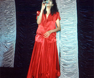 עפרה חזה על הבמה, 1986