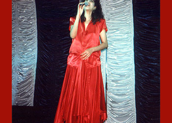 עפרה חזה על הבמה, 1986