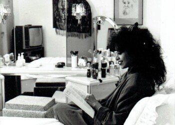 עפרה חזה בחדר השינה, 1986