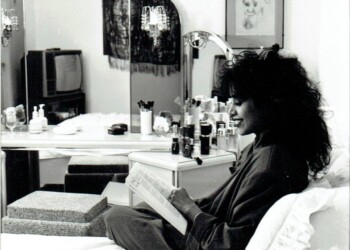 עפרה חזה בחדר השינה, 1986