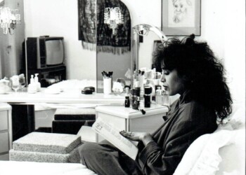 עפרה חזה בחדר השינה, 1986