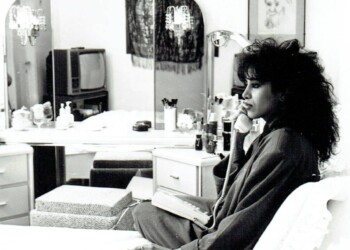 עפרה חזה בחדר השינה, 1986