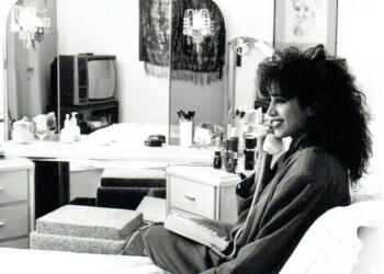 עפרה חזה בחדר השינה, 1986