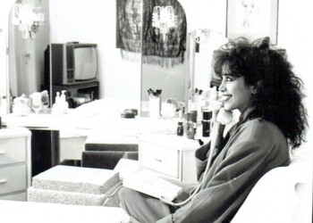 עפרה חזה בחדר השינה, 1986