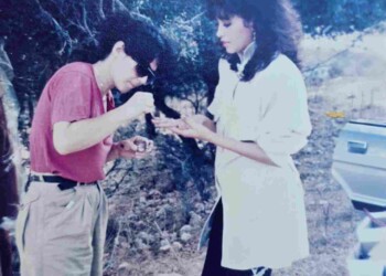 עפרה חזה בצילומי האלבום "שירי מולדת ג'", 1987