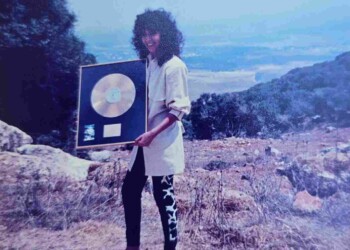 עפרה חזה בצילומי האלבום "שירי מולדת ג'", 1987