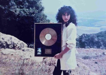 עפרה חזה בצילומי האלבום "שירי מולדת ג'", 1987