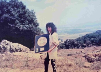 עפרה חזה בצילומי האלבום "שירי מולדת ג'", 1987