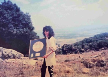 עפרה חזה בצילומי האלבום "שירי מולדת ג'", 1987