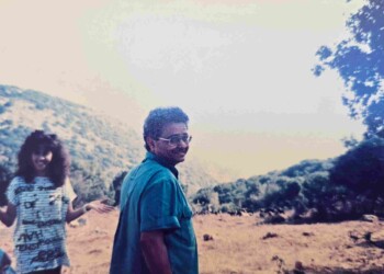 עפרה חזה בצילומי האלבום "שירי מולדת ג'", 1987