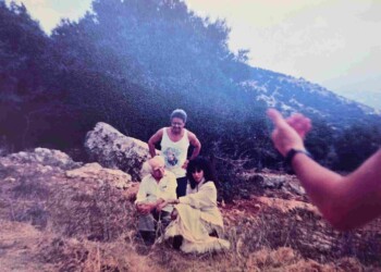 עפרה חזה בצילומי האלבום "שירי מולדת ג'", 1987