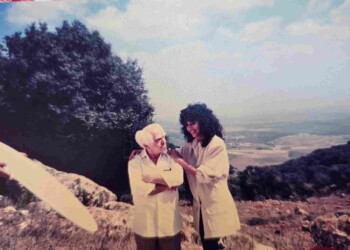 עפרה חזה בצילומי האלבום "שירי מולדת ג'", 1987